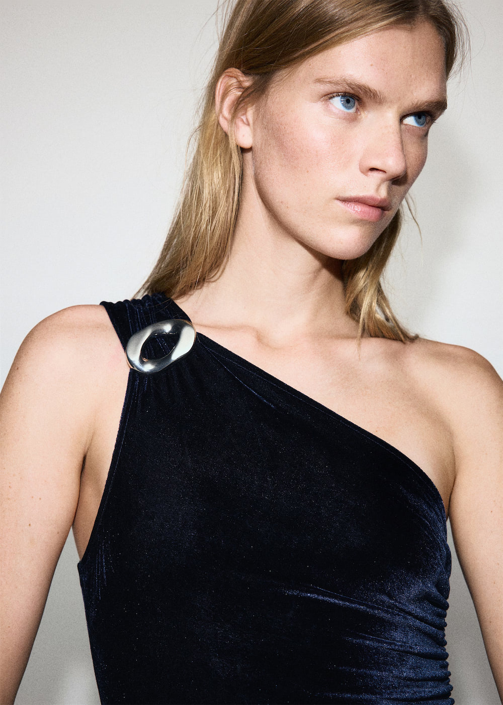 Velvet jumpsuit with metallic detail - Image 4